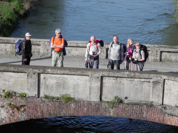 Zoom sul gruppo sul ponte sul Naviglio di Ivrea a Santhià (45548 bytes)